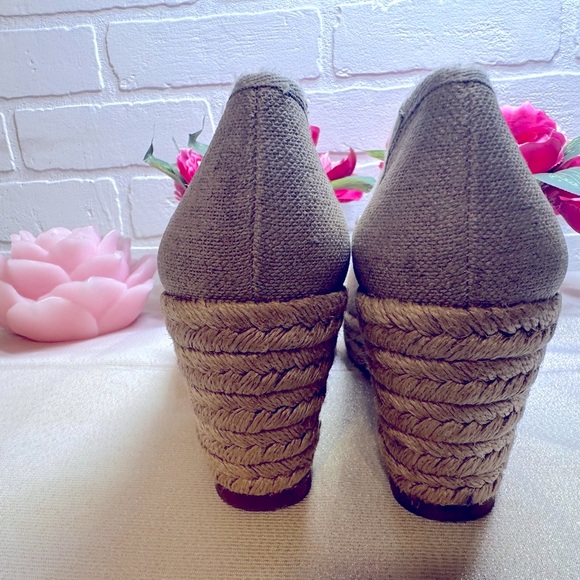 The material is fabric and leather sole it is Coler cream and gold colered shoes - Picture 3 of 3